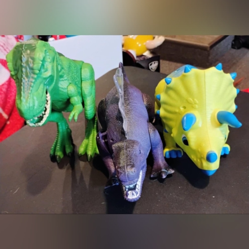 Three dinosaurs all make noise need batteries